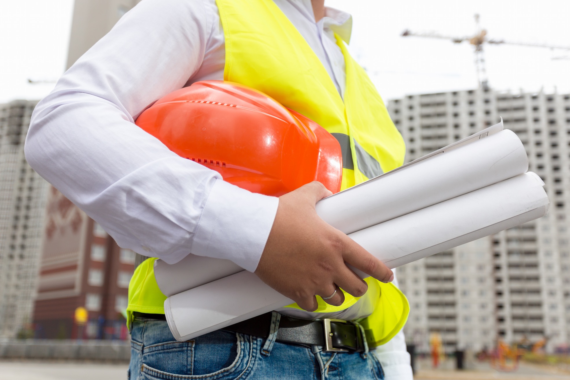 An image of a construction worker using an in austral trade licence in Sharjah. 